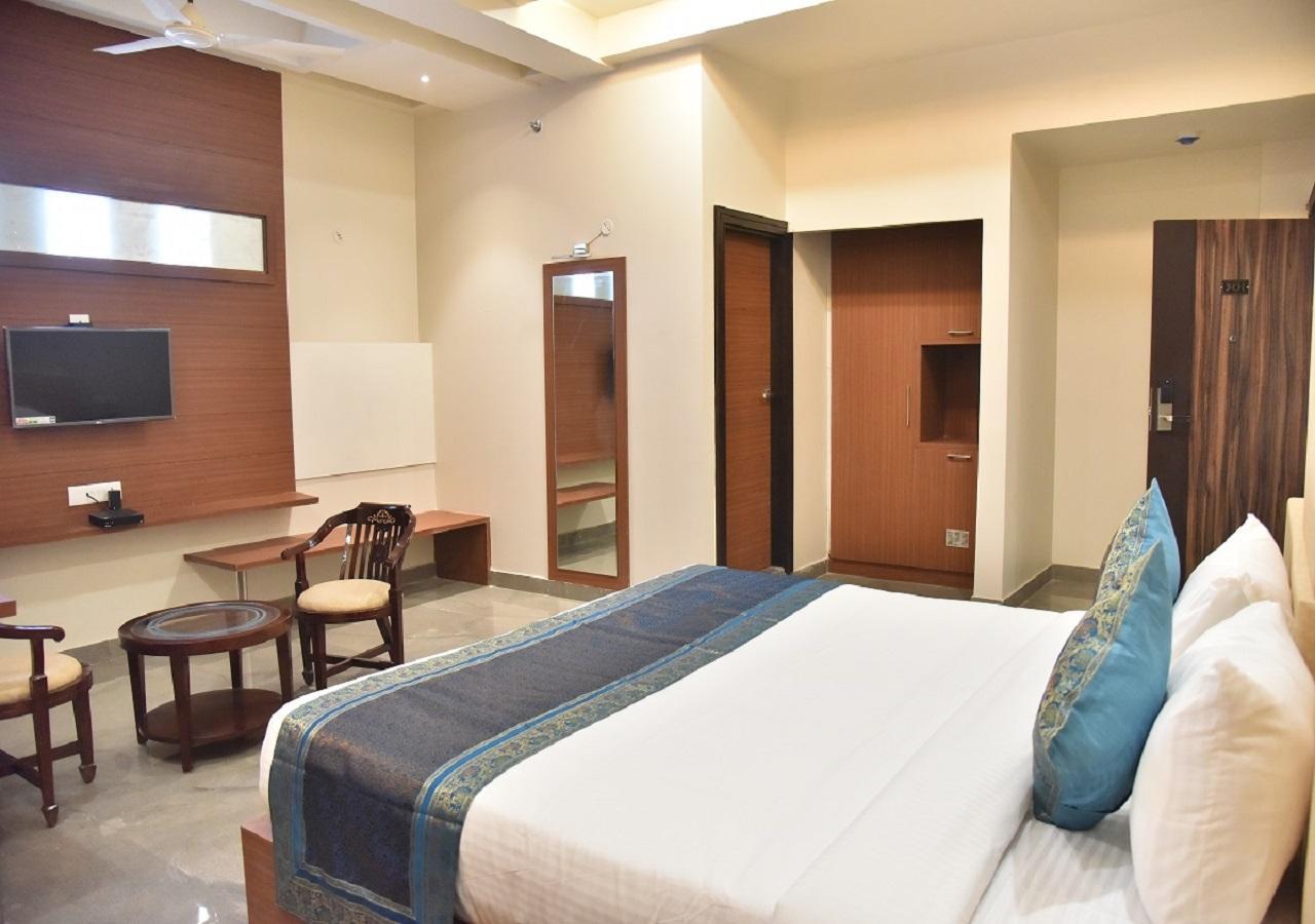 Hotel Rk Grand Варанаси Екстериор снимка