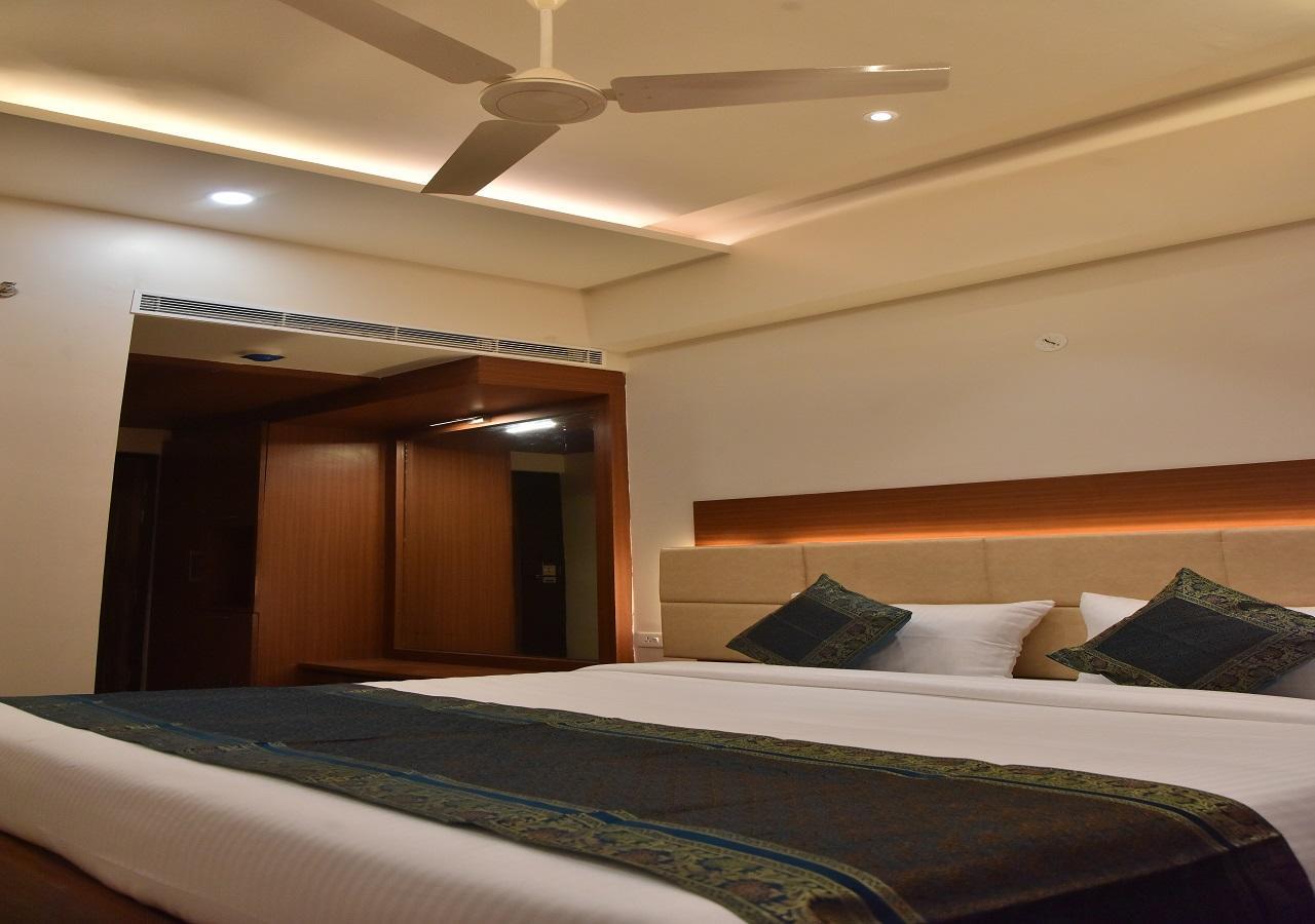 Hotel Rk Grand Варанаси Екстериор снимка