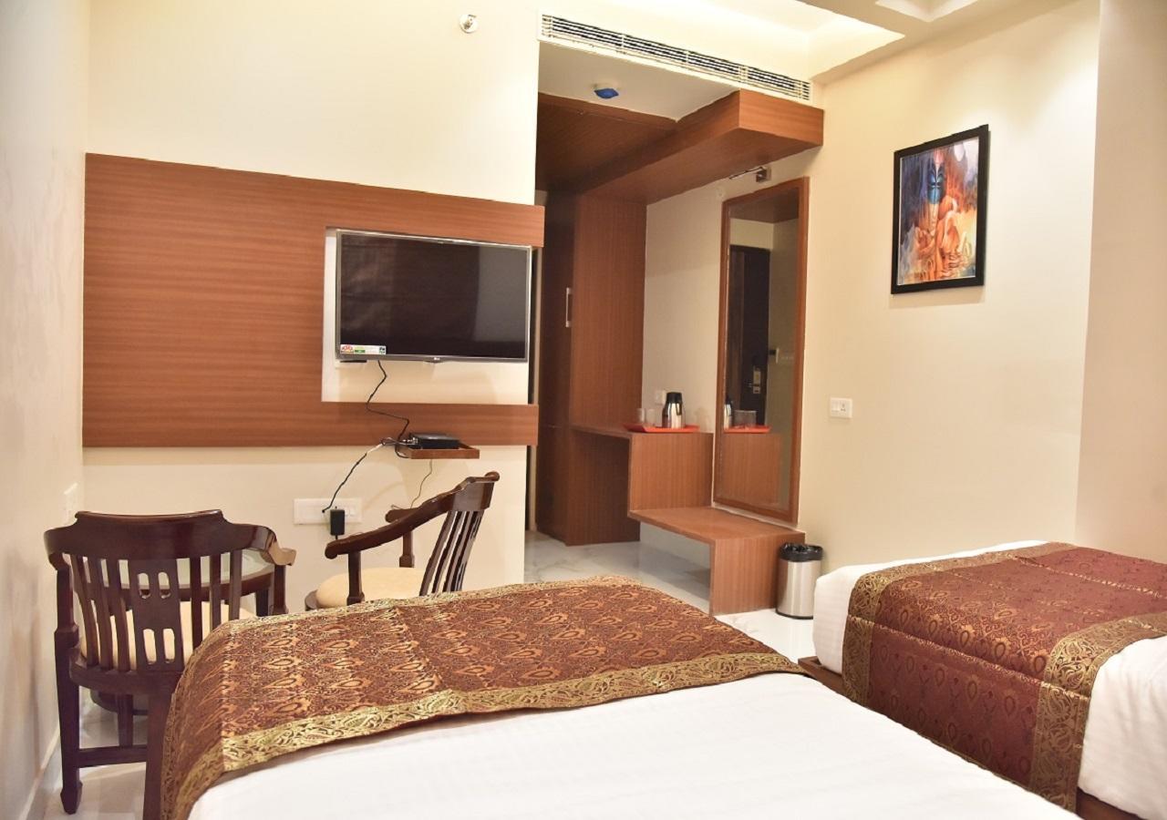 Hotel Rk Grand Варанаси Екстериор снимка
