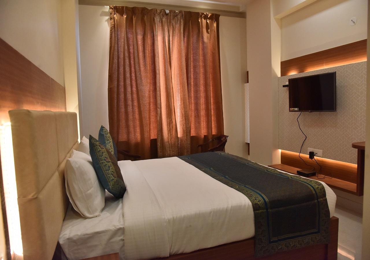 Hotel Rk Grand Варанаси Екстериор снимка