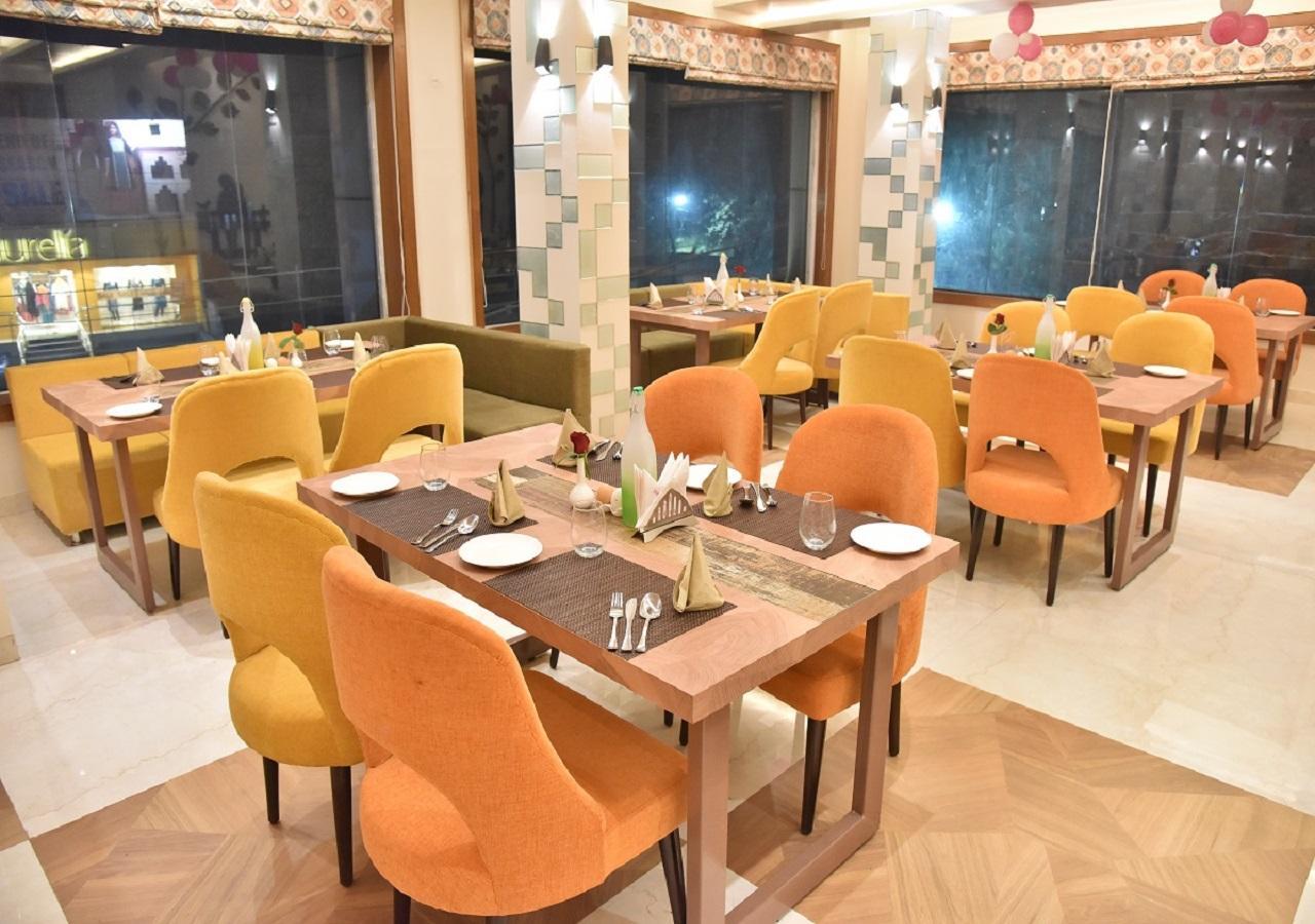Hotel Rk Grand Варанаси Екстериор снимка