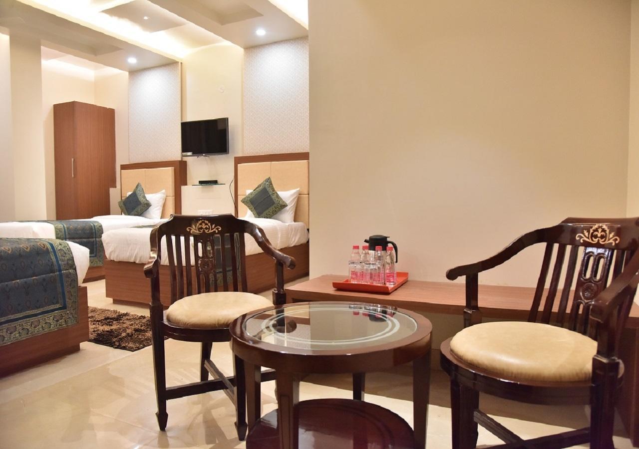Hotel Rk Grand Варанаси Екстериор снимка