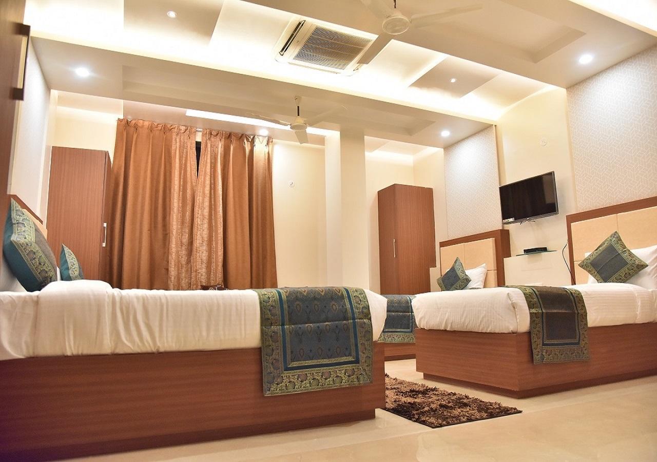 Hotel Rk Grand Варанаси Екстериор снимка