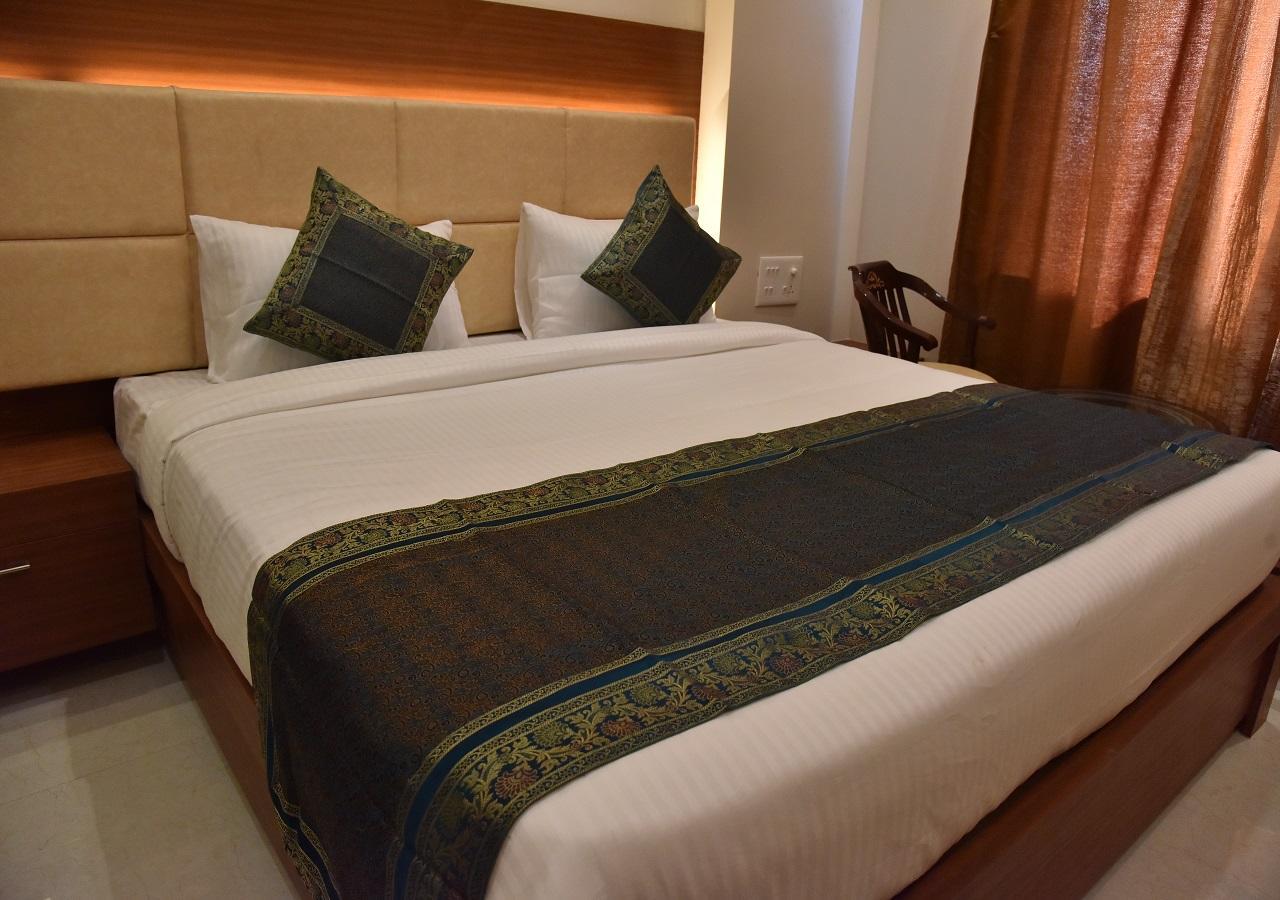 Hotel Rk Grand Варанаси Екстериор снимка