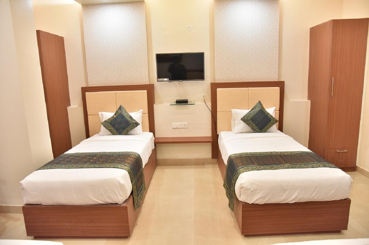 Hotel Rk Grand Варанаси Екстериор снимка