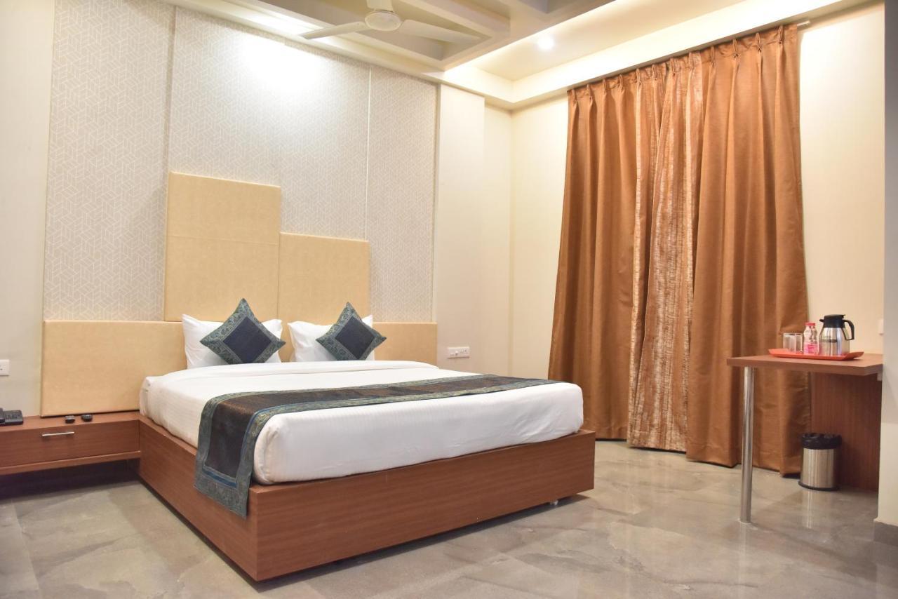 Hotel Rk Grand Варанаси Екстериор снимка